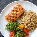 Teller mit ausgewogenen Lebensmitteln